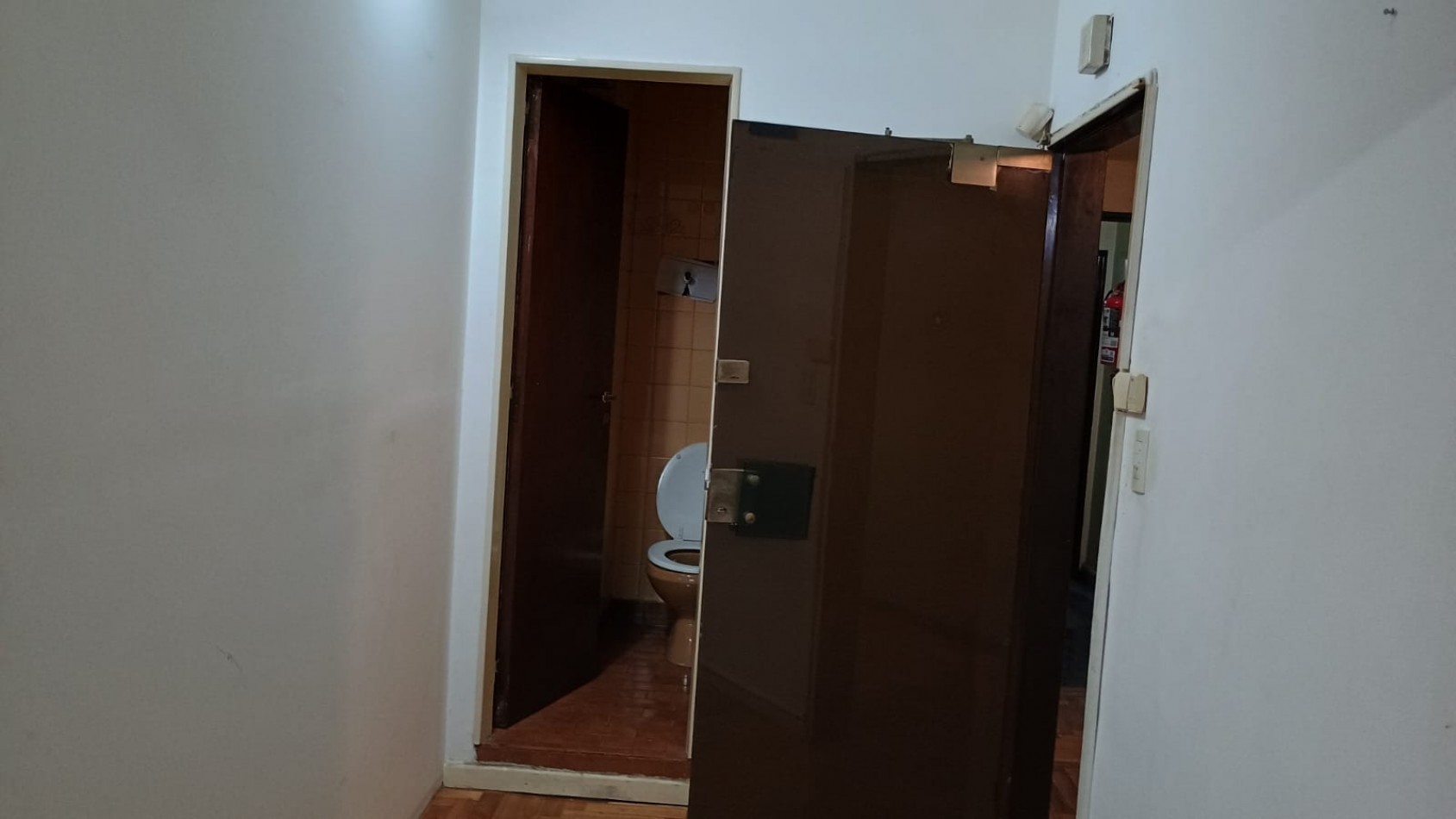 Oportunidad apto credito  Oficina / vivienda 64 m2 divisible 2 baños usd 70.000