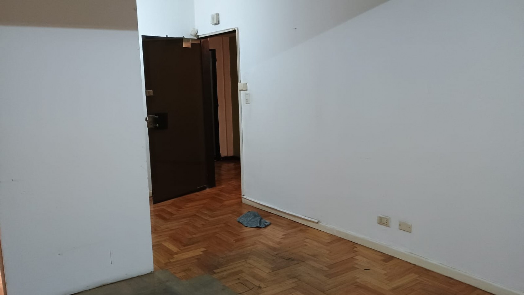 Oportunidad apto credito  Oficina / vivienda 64 m2 divisible 2 baños usd 70.000