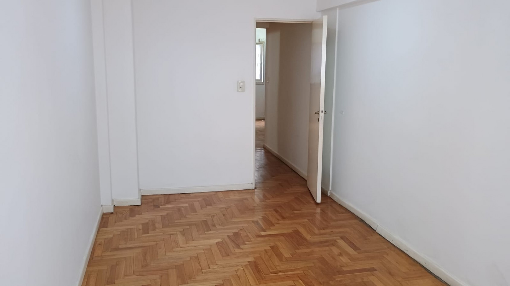Oportunidad apto credito  Oficina / vivienda 64 m2 divisible 2 baños usd 70.000