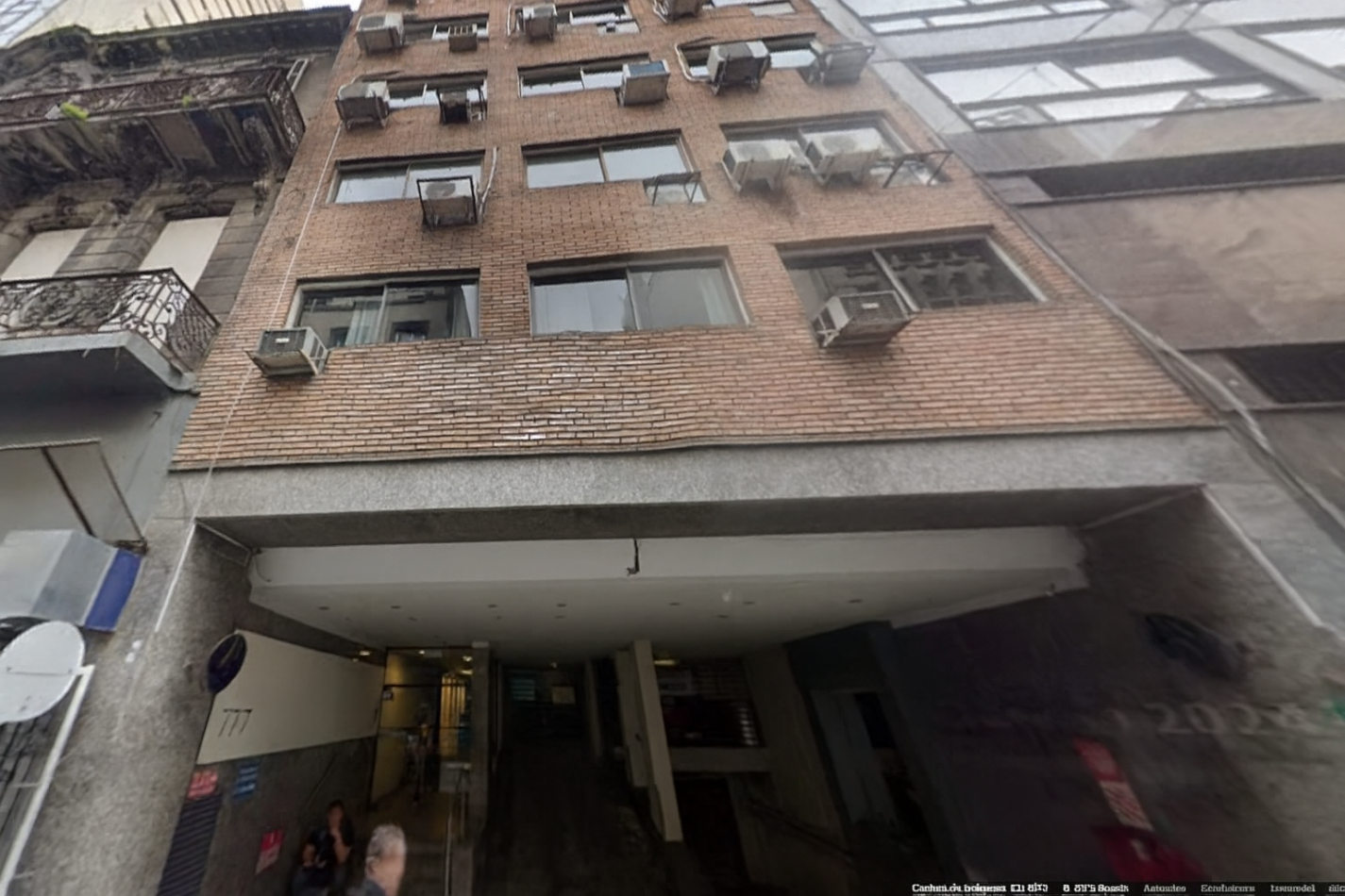 Oportunidad apto credito  Oficina / vivienda 64 m2 divisible 2 baños usd 70.000